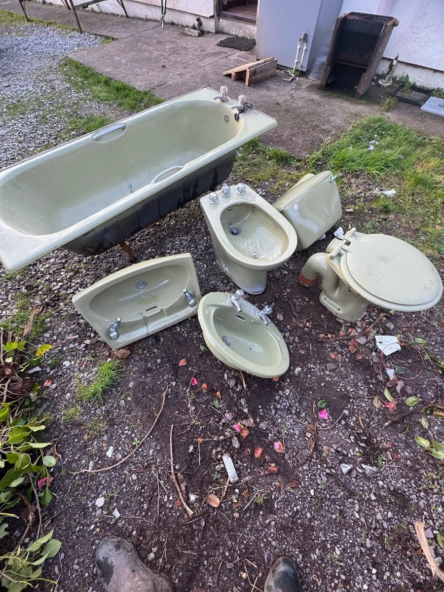 Bathroom suite - Image 2