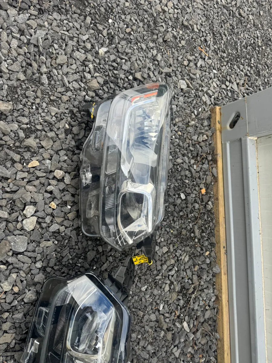 2020 Citroen Berlingo Head lights. - Image 2