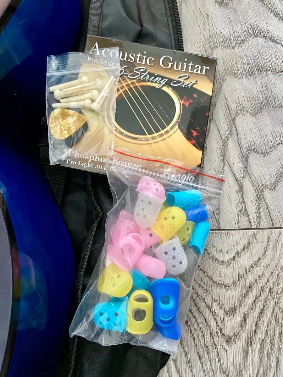 Auditorium size Guitar - Image 2