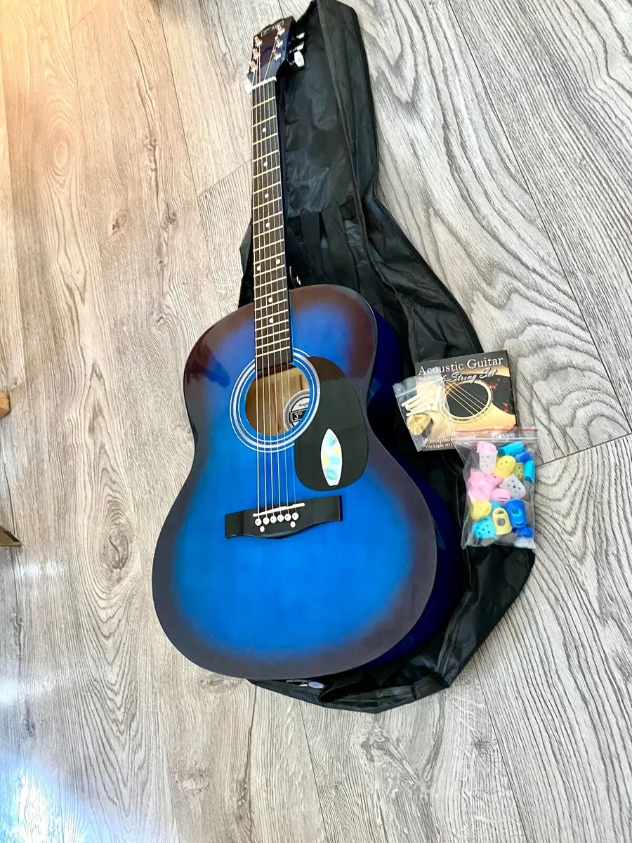 Auditorium size Guitar - Image 1