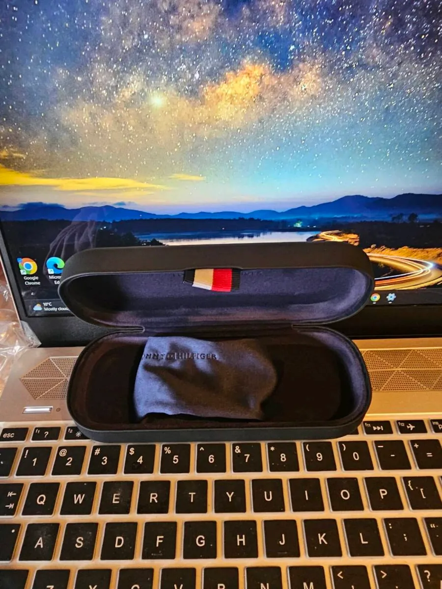 Tommy Hilfiger Glasses Case /  💯Authentic / NEW - Image 1