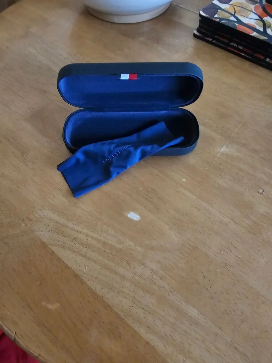 Tommy Hilfiger Glasses Case /  💯Authentic / NEW - Image 4