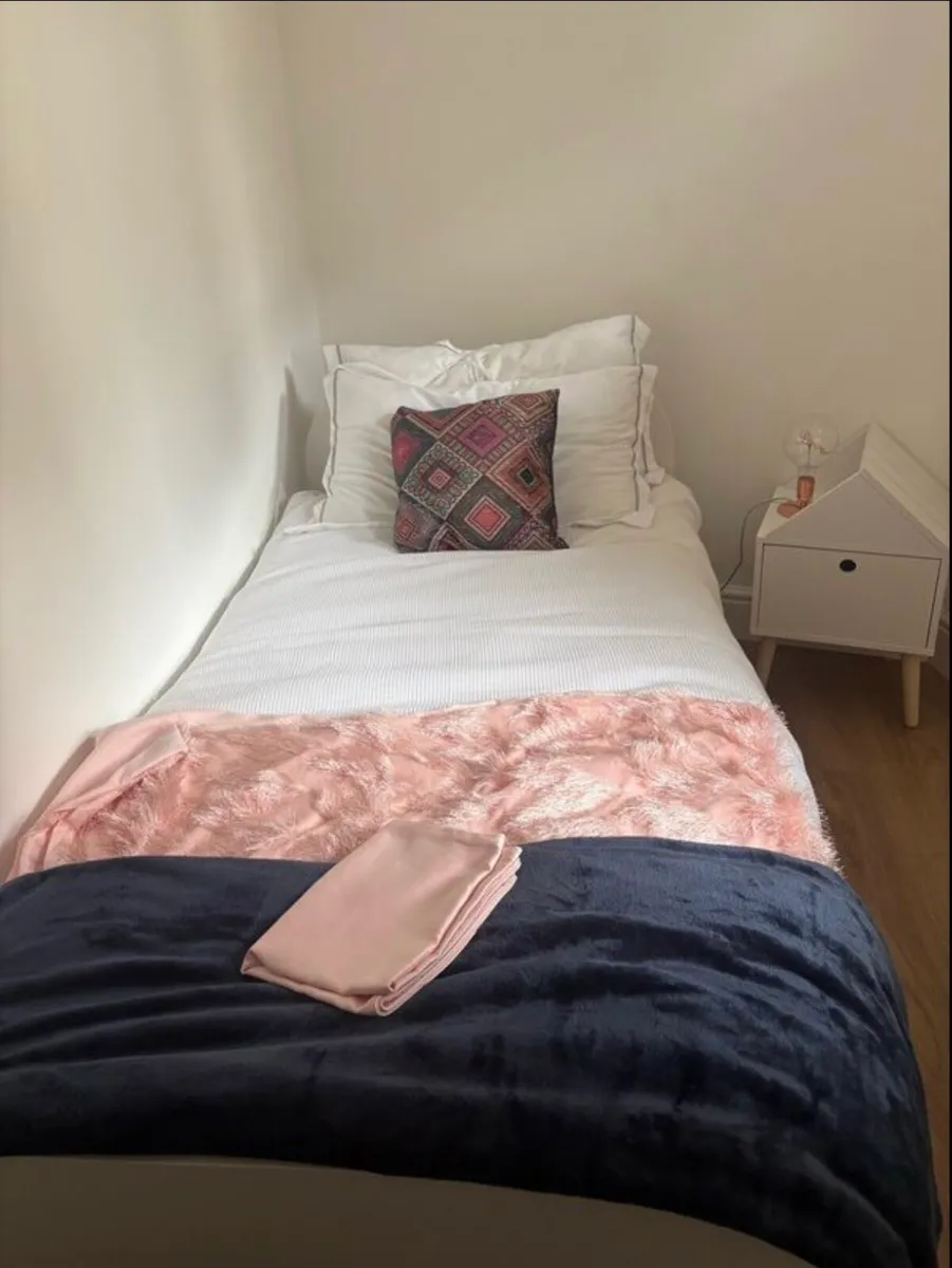 Single bed - Image 1
