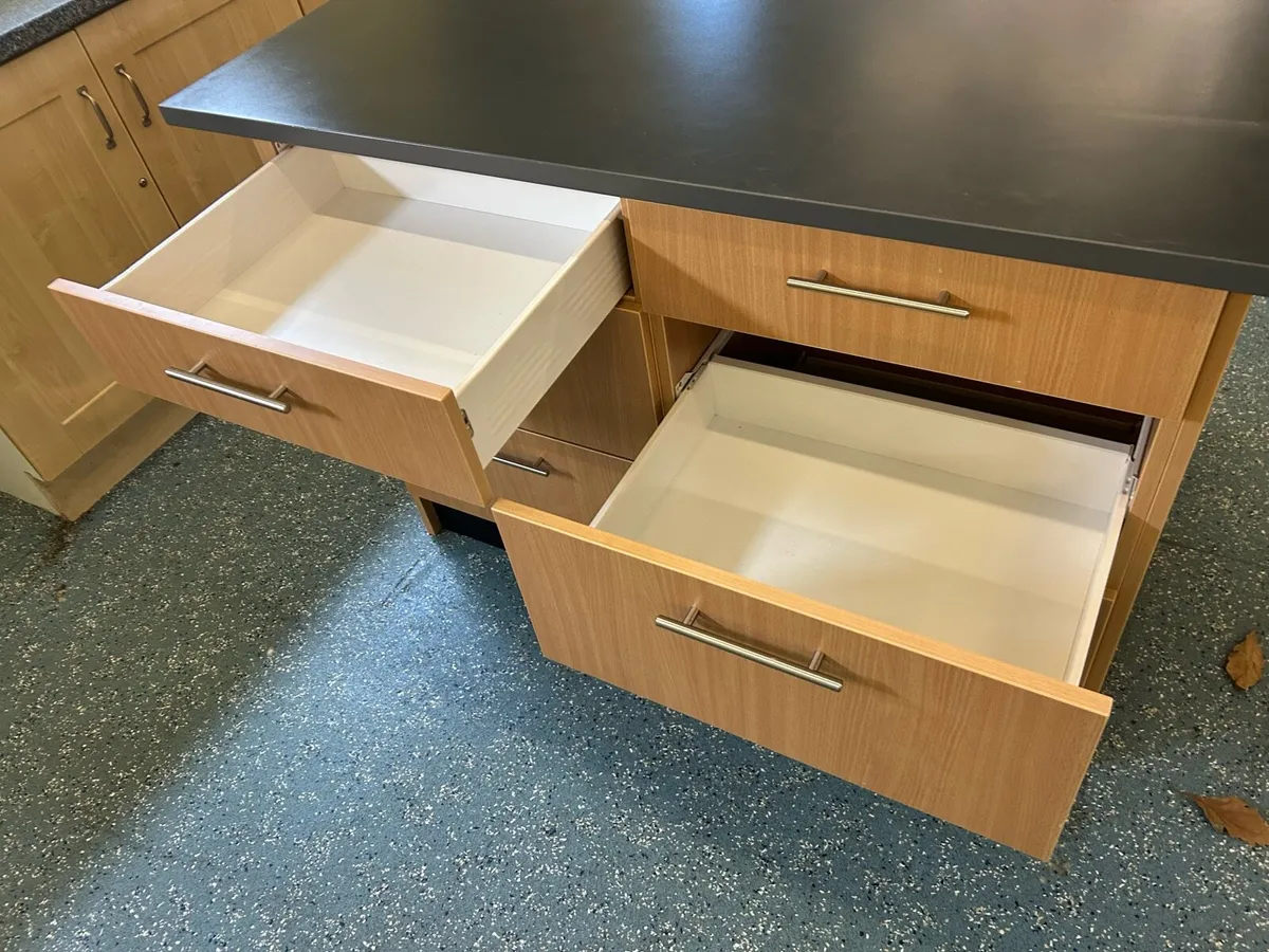 Kitchen Island - Image 4