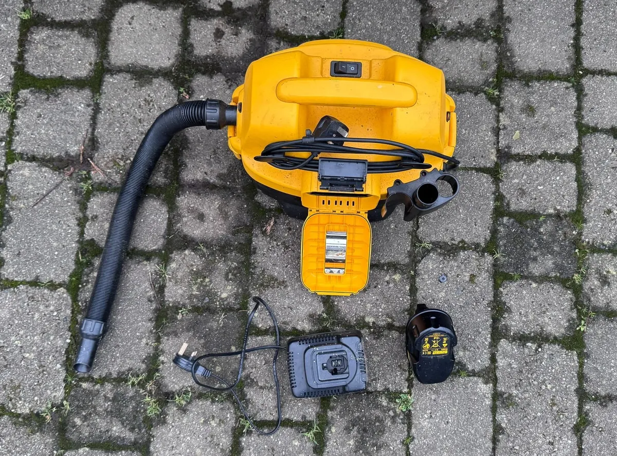 DeWALT Vacuum Cleaner - Image 2