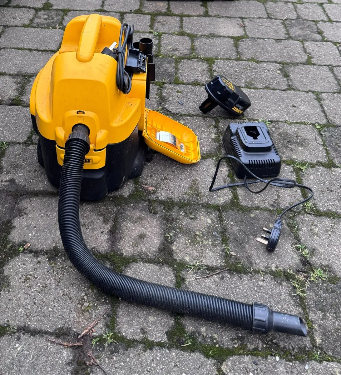 DeWALT Vacuum Cleaner - Image 3