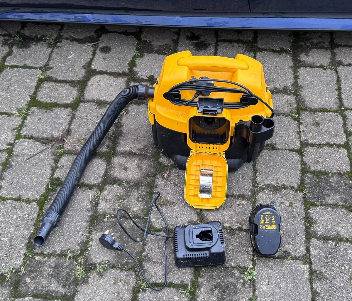 DeWALT Vacuum Cleaner - Image 1