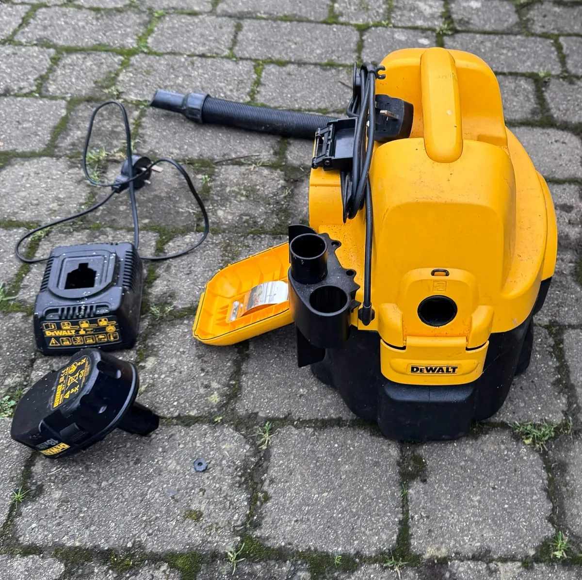 DeWALT Vacuum Cleaner - Image 4