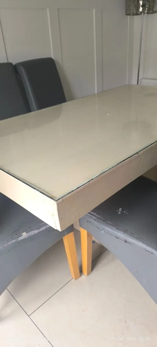 Table and 6 chairs - Image 1