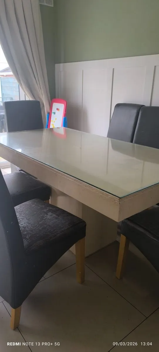 Table and 6 chairs - Image 2