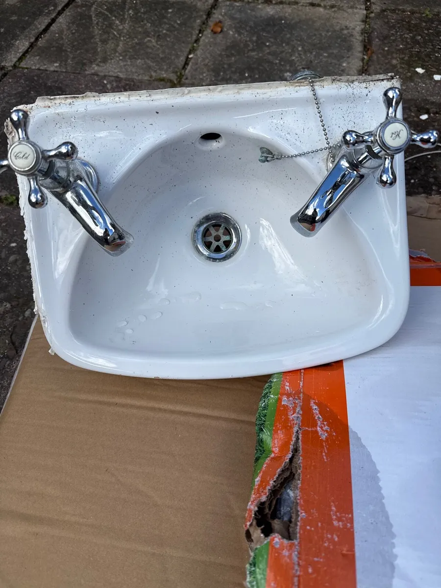Free sink - going to skip soon if not collected - Image 1