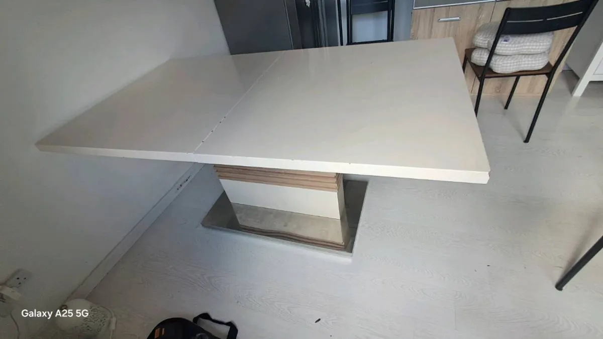 Free Table for 6 to 8 people for collection Mahon - Image 1