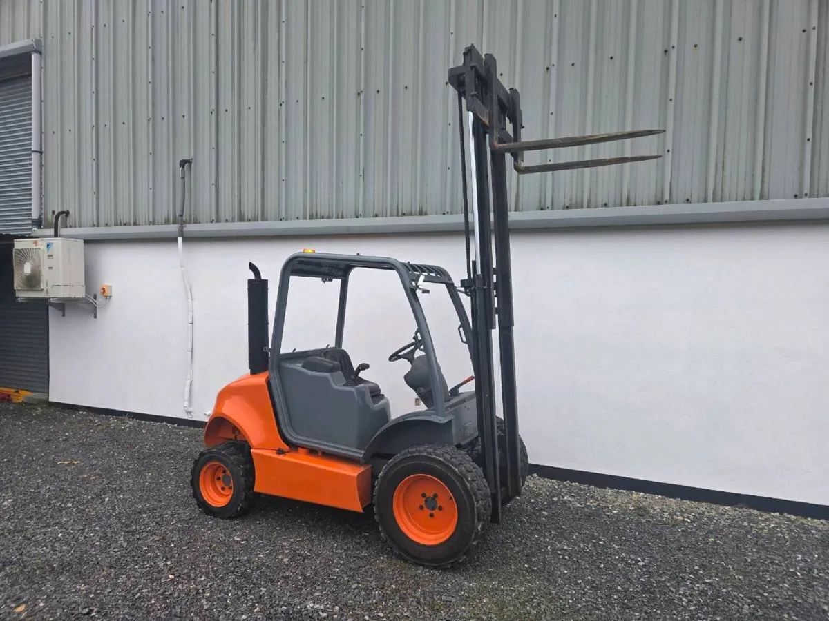 Ausa rough terrain forklift - Image 1