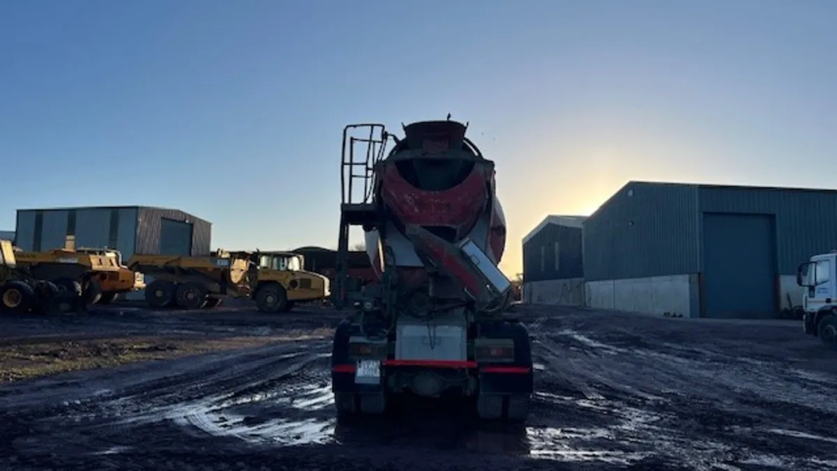 2008 Hino 3241 8 Wheeler - Image 3