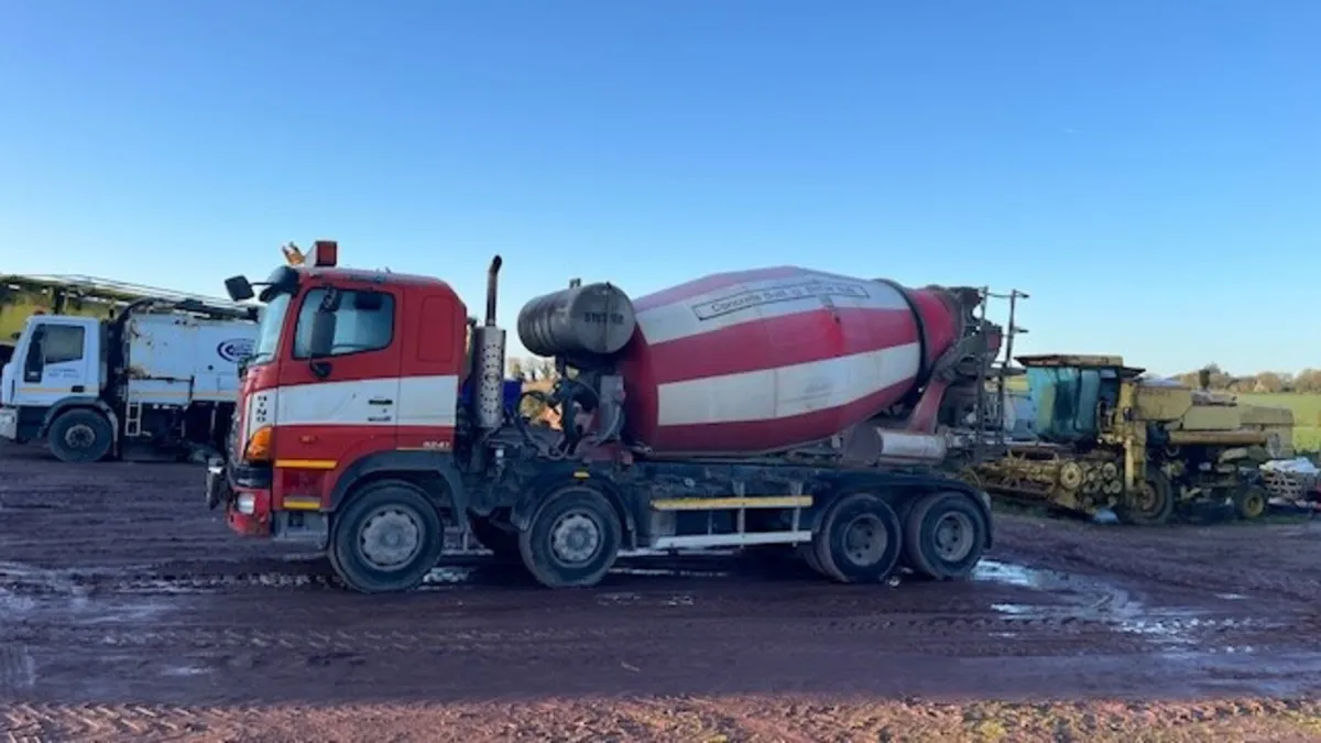 2008 Hino 3241 8 Wheeler - Image 2