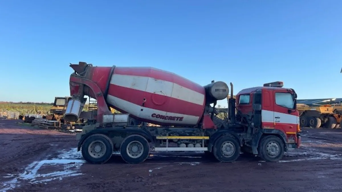 2008 Hino 3241 8 Wheeler - Image 4