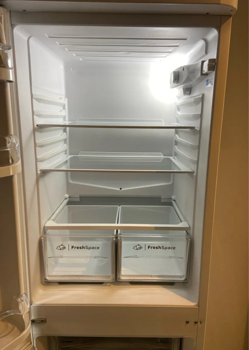 Fridge Freezer Indesit - Image 1