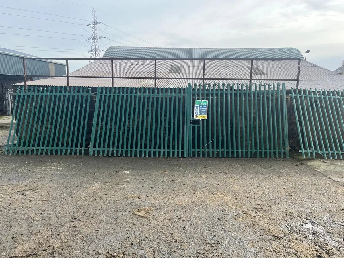 Two 10 ft gates and three 9ft panels - Image 1