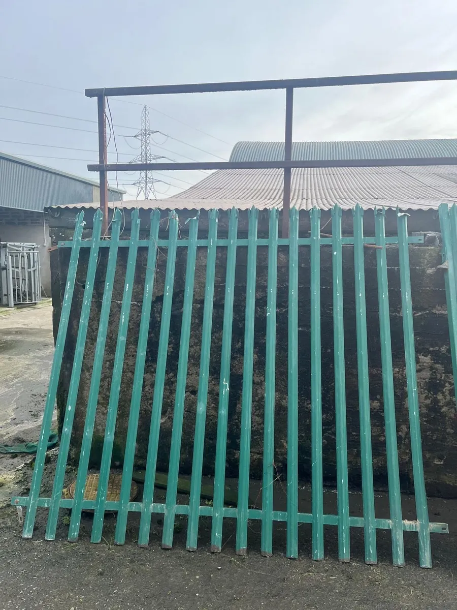 Two 10 ft gates and three 9ft panels - Image 2