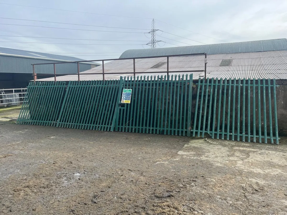 Two 10 ft gates and three 9ft panels - Image 3