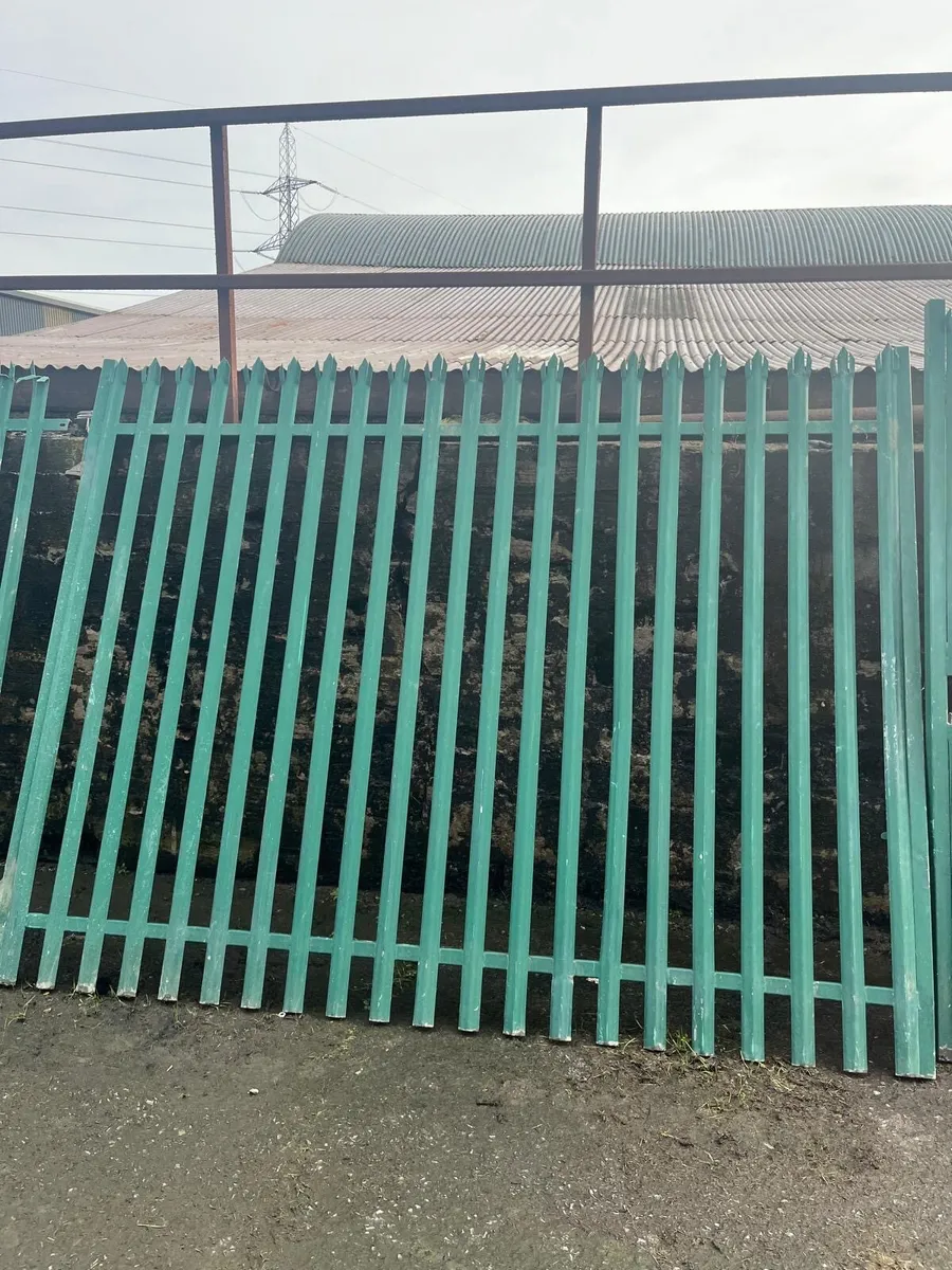 Two 10 ft gates and three 9ft panels - Image 4