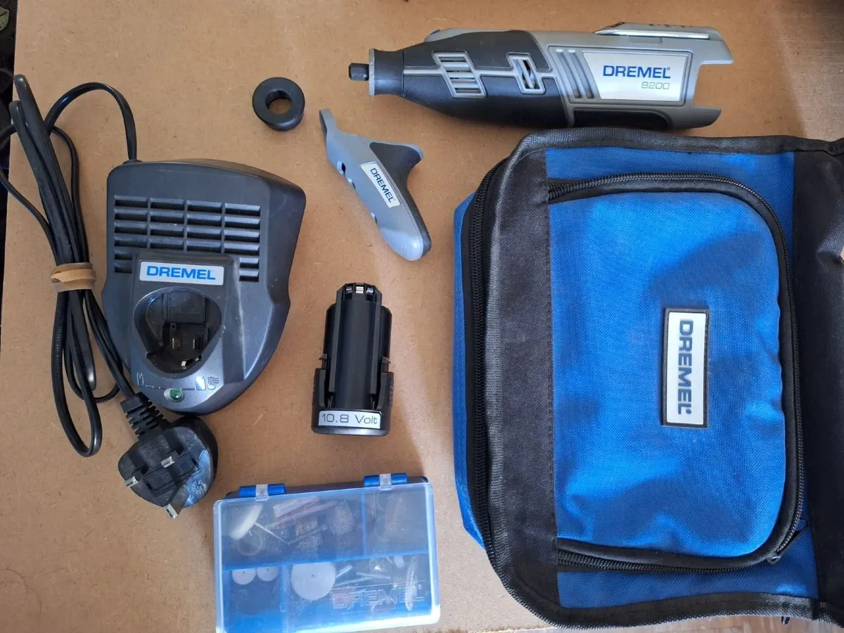 Dremel 8200 (for repair or parts) - Image 1