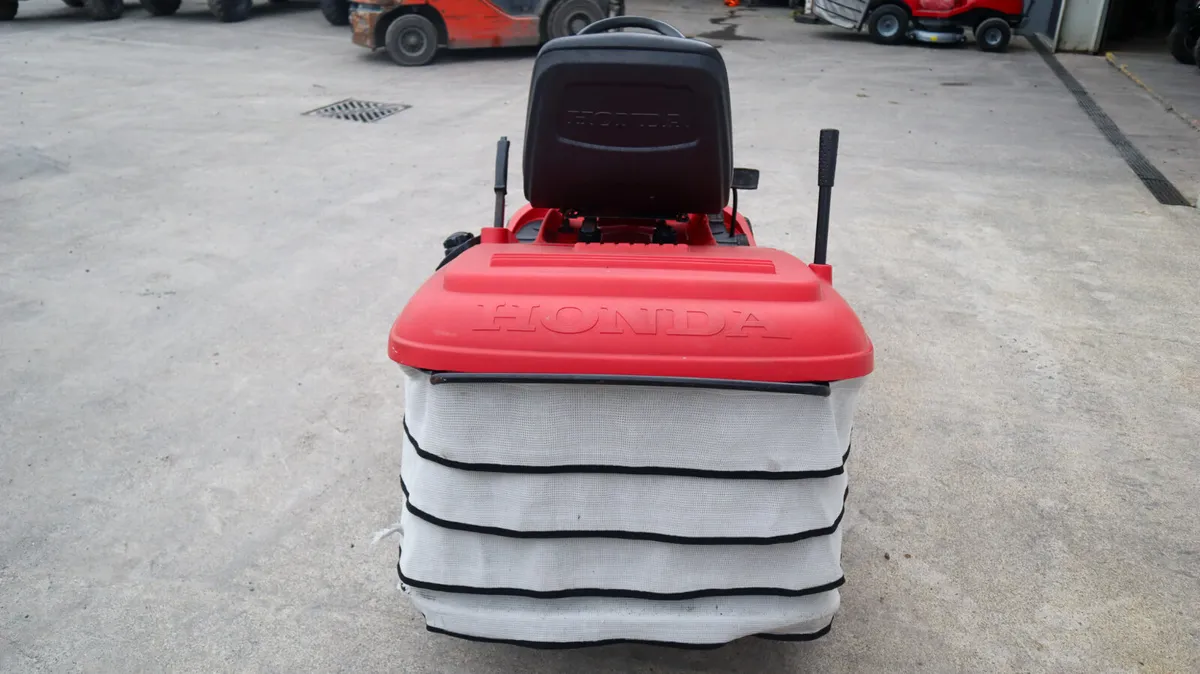 Used 2011 Honda HF2417 Lawnmower - Image 2