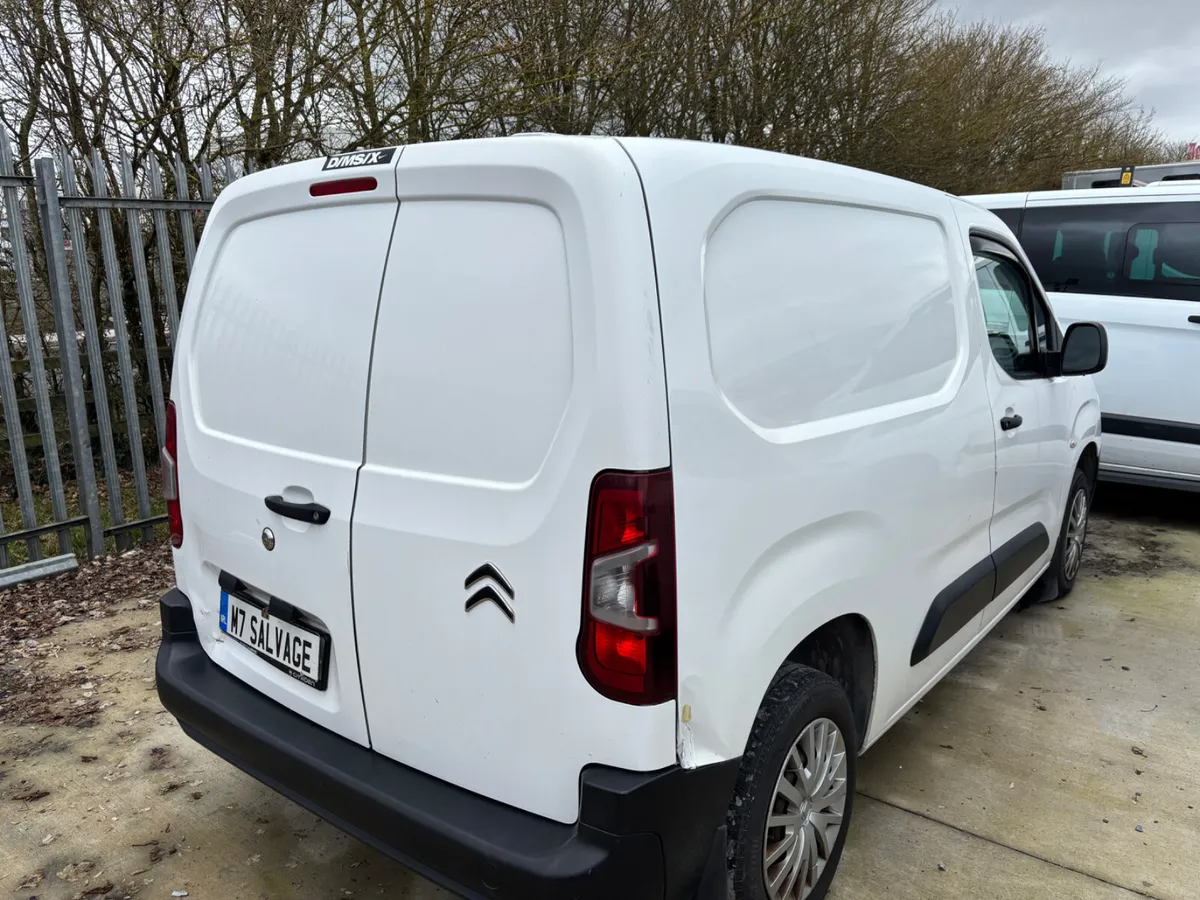 20 Berlingo 3seats light damage - Image 3