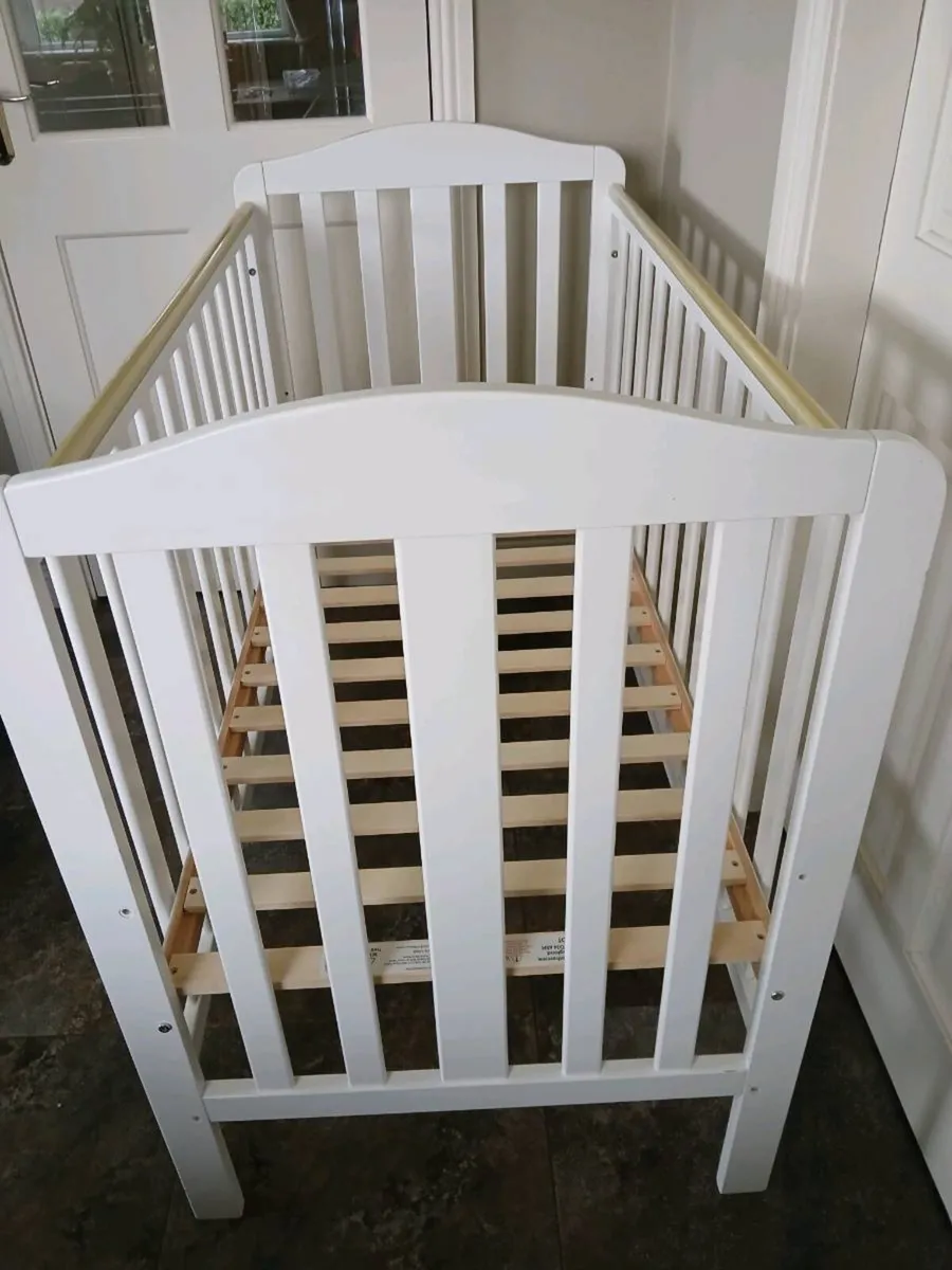 Cot 120 x 60 + mattress. - Image 1