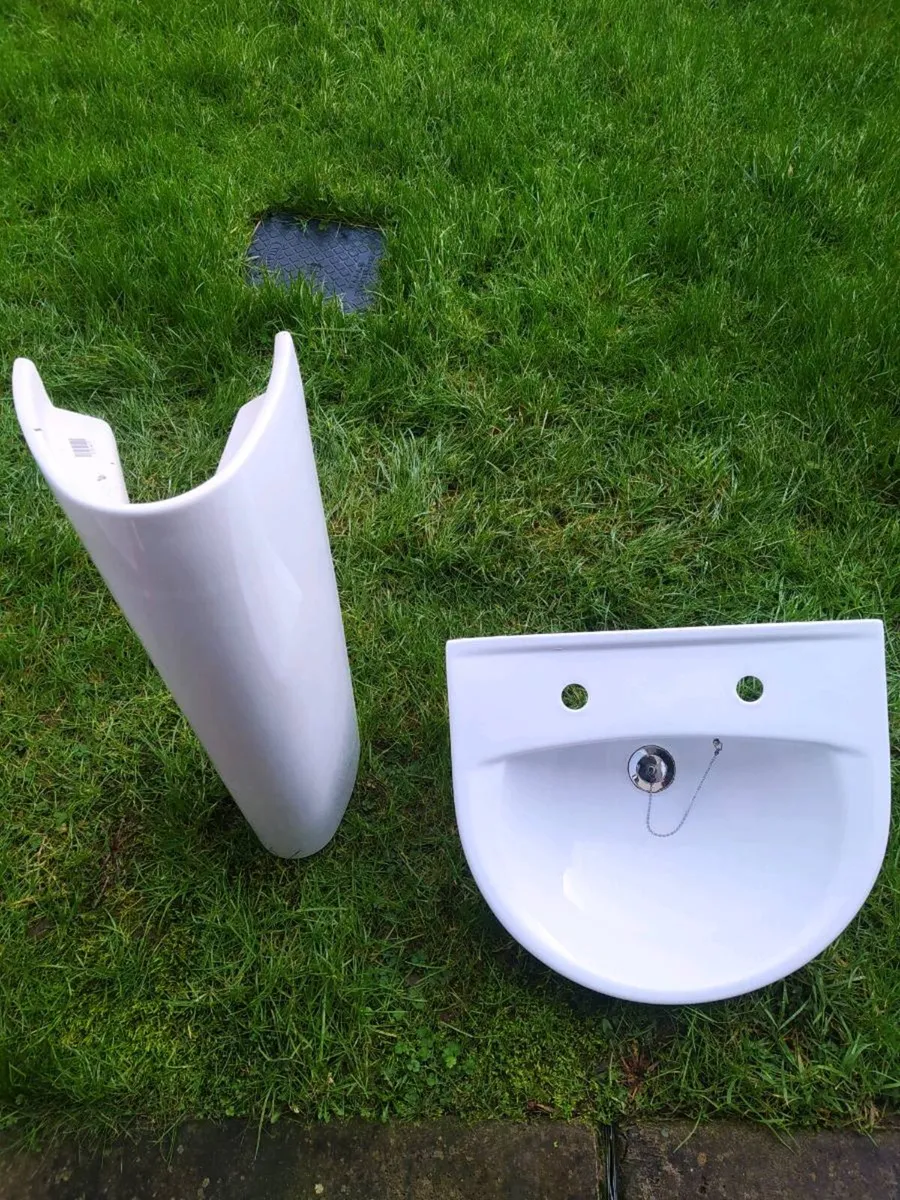 Basin, pedestal and waste basin