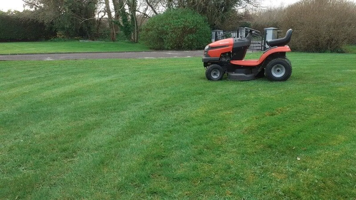 Husqvarna TS38 Ride on lawnmower - Image 2