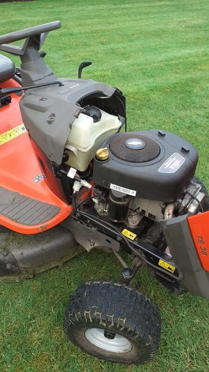 Husqvarna TS38 Ride on lawnmower - Image 4
