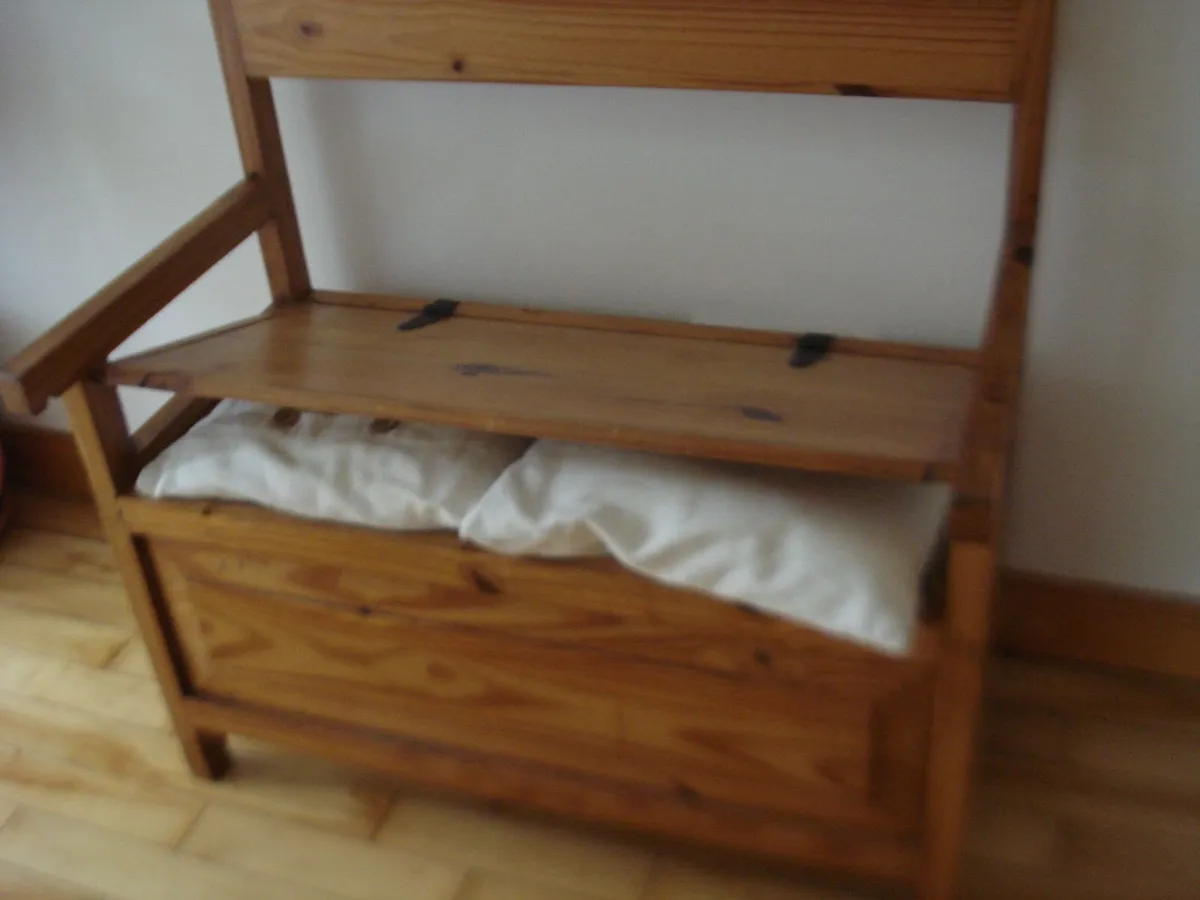 COMPACT  VINTAGE MEXICAN PINE MONKS BENCH. - Image 2