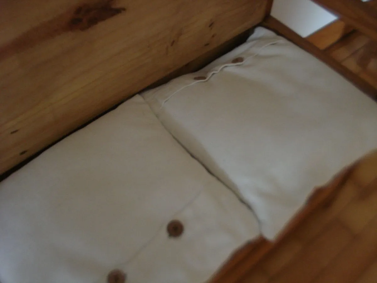 COMPACT  VINTAGE MEXICAN PINE MONKS BENCH. - Image 3