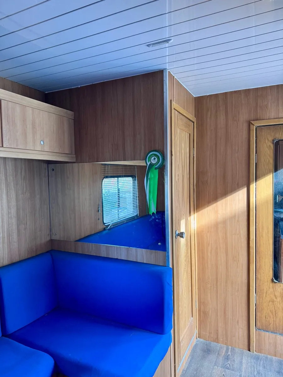 Mercedes 5 stall Horsebox - Image 4