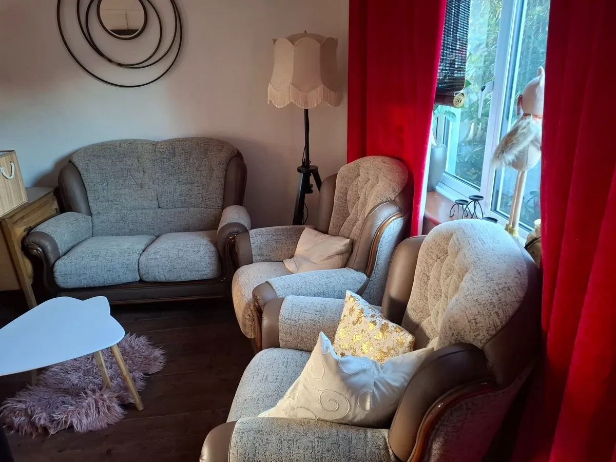 A two seater sofa with 2 armchairs set - Image 2