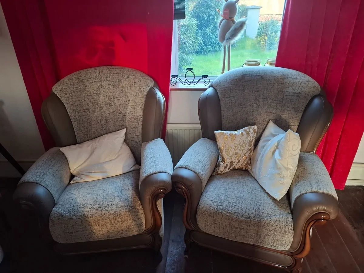 A two seater sofa with 2 armchairs set - Image 4