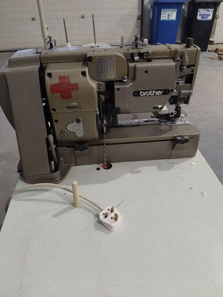 Industrial buttonhole machie - Image 1