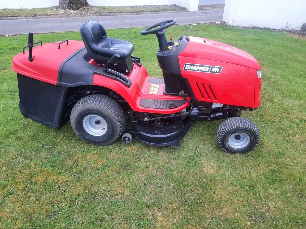 Snapper Ride On Lawnmower - Image 1