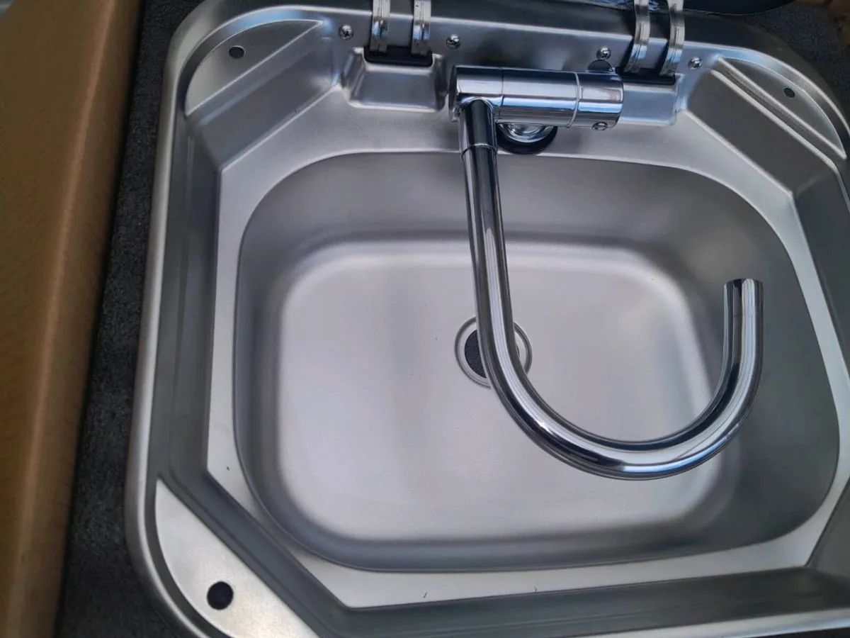 Window and sink - Image 3