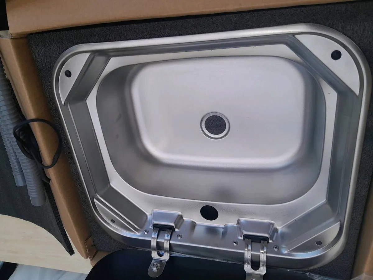 Window and sink - Image 4