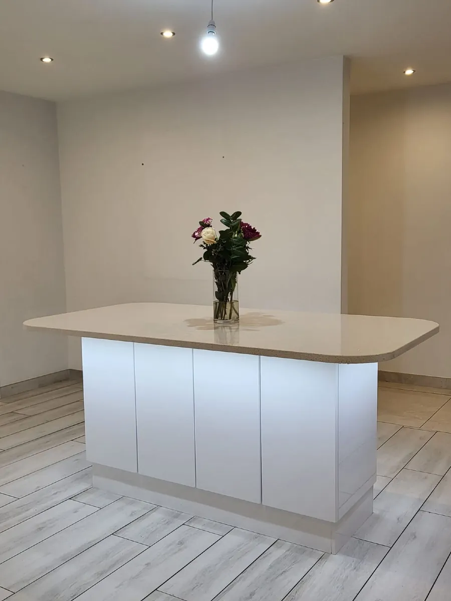 White Gloss Kitchen Island - c/w Quartz Worktop - Image 1