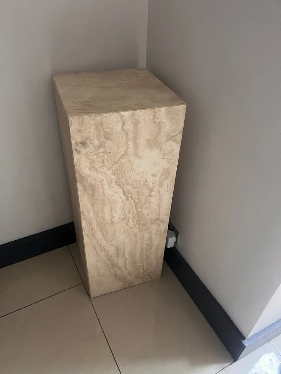 Marble column - Image 1