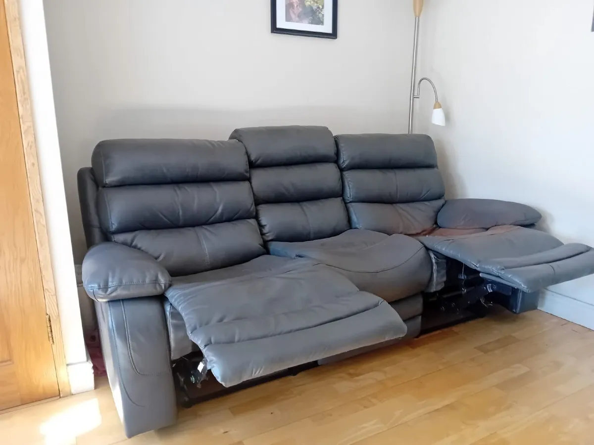 Three seater recliner - Image 2