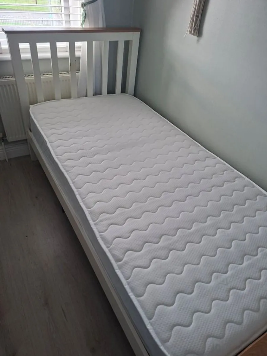 Single bed - Image 2