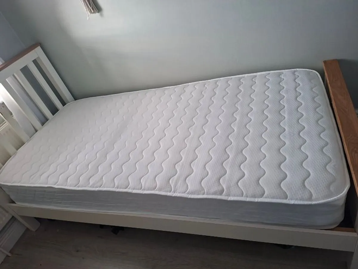 Single bed - Image 1