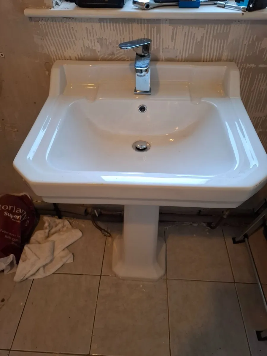 Bathroom sink - Image 1