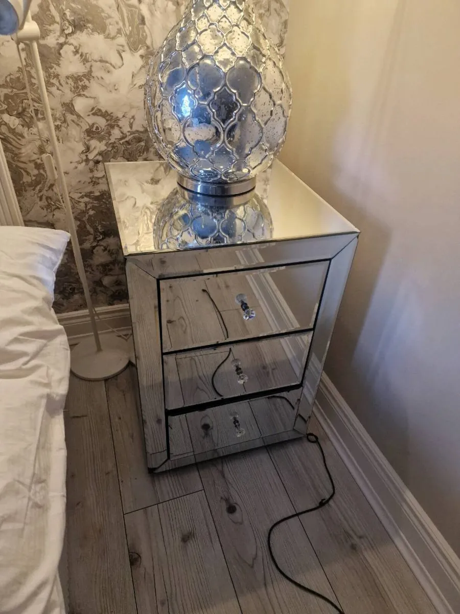 2 mirrored bedside lockers - Image 1