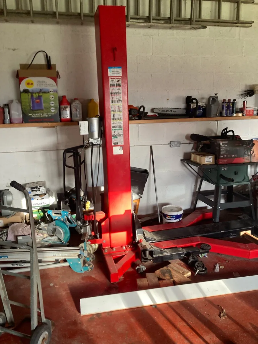 Single post car lift - Image 1
