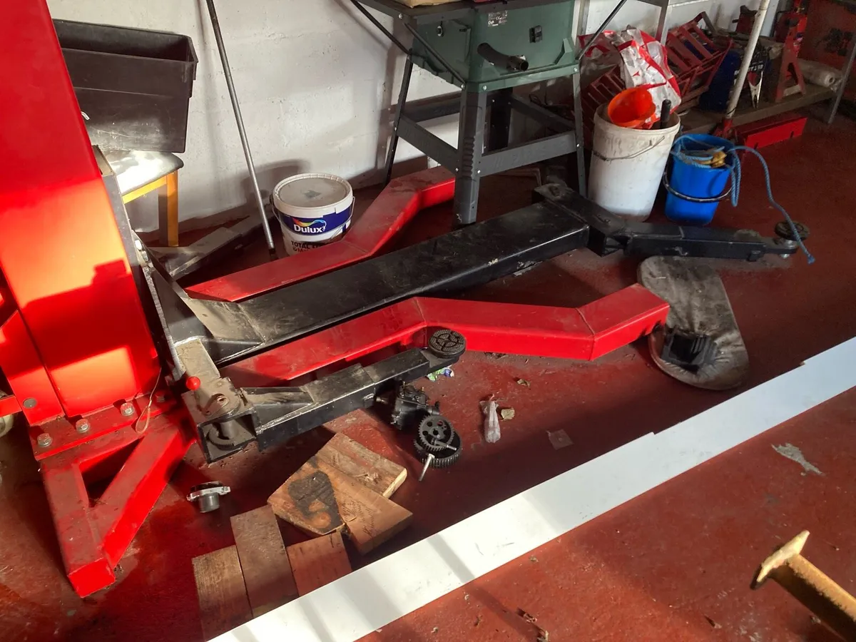 Single post car lift - Image 2